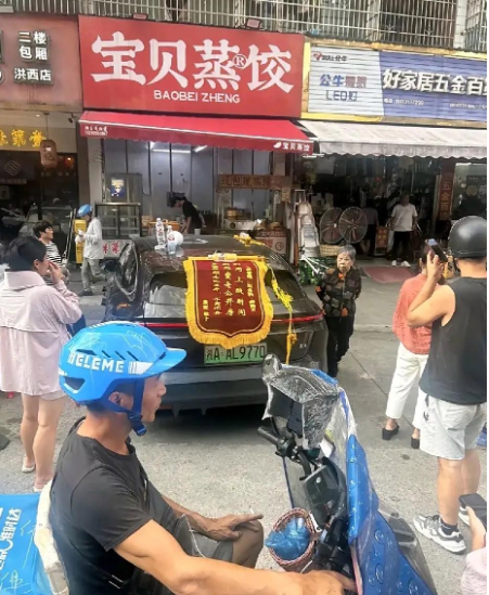 长沙小区那两面锦旗，把“闺蜜变小三”的狗血戏码钉在了阳光下——左边写着“替闺蜜照