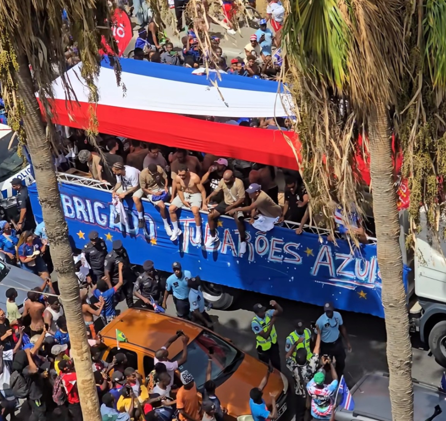 佛得角国家队回国，机场地勤直接跪下迎接球员，太震撼了。他们坐的不是什么大巴，