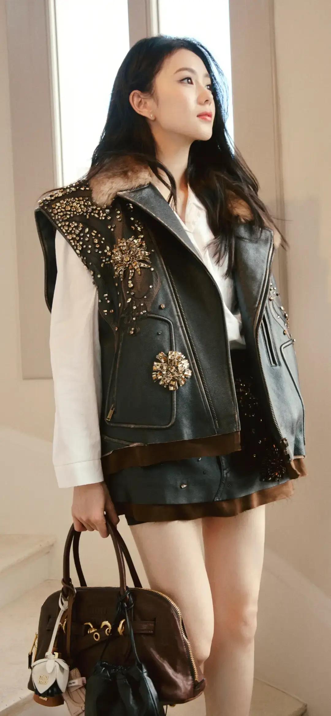 美女壁纸～刘浩存，黑色皮质马甲的硬朗，撞上毛领与金饰的华丽，再糅合白衬衫的纯净，