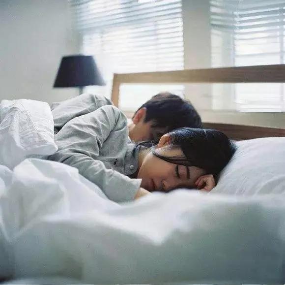 我是不太赞同婚前同居的。好多人说同居是“试婚”，能提前检验合不合适。但感情投