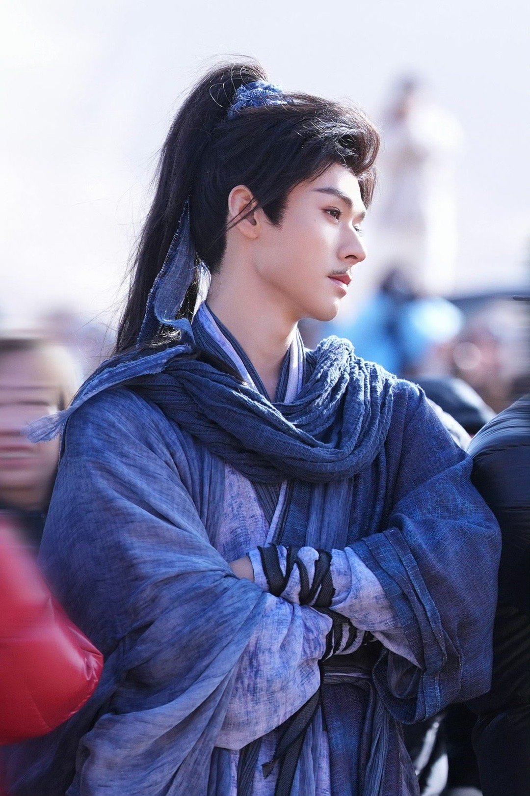 龚俊凤舞九天开机照龚俊六宫格开机照龚俊凤舞九天开机照，这个小胡子太有感觉了，妆