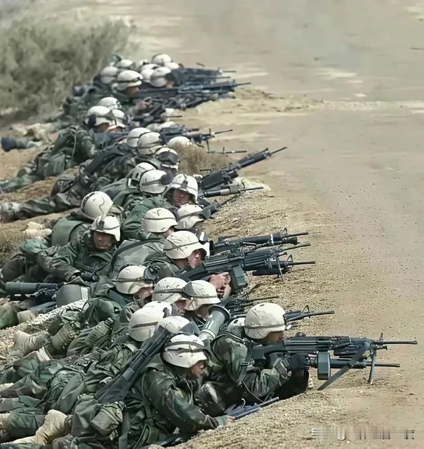 这种情况应该只是军事演习科目，如果真在战场上这样排兵布阵，对方只需一个手雷就OK