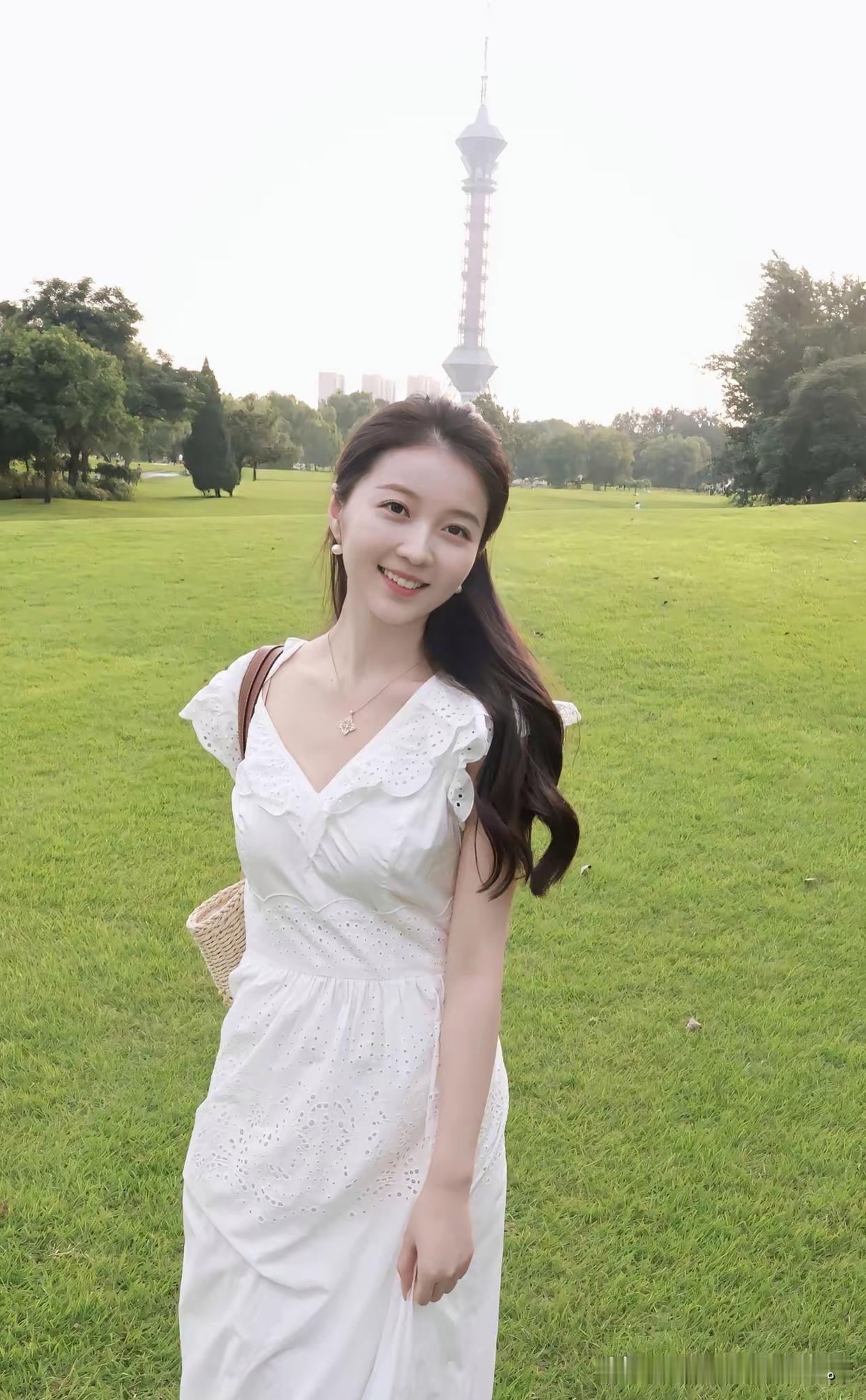 夏日清新穿搭，白色连衣裙在绿意盎然的公园里，绽放自然之美。🌿