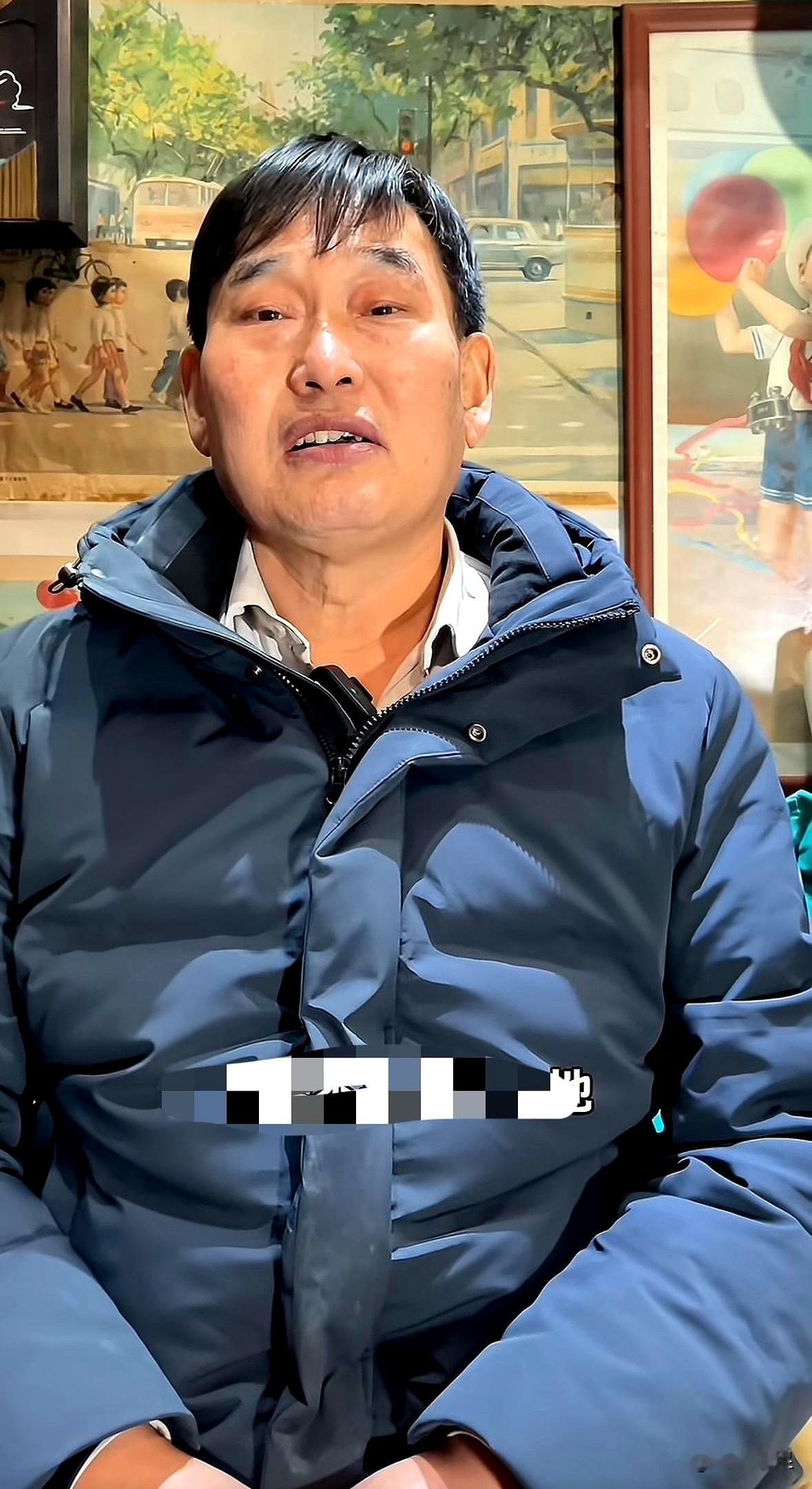 门口被堵时，铁门半掩，镜头先到人后到。男的扯着嗓子，说二十多年前朱之文在节目上