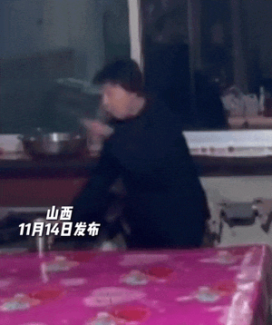 泪目了！山西，一老奶奶因睡眠不好，便吃了助眠药后躺在炕上就睡着了，这爷爷回家看到