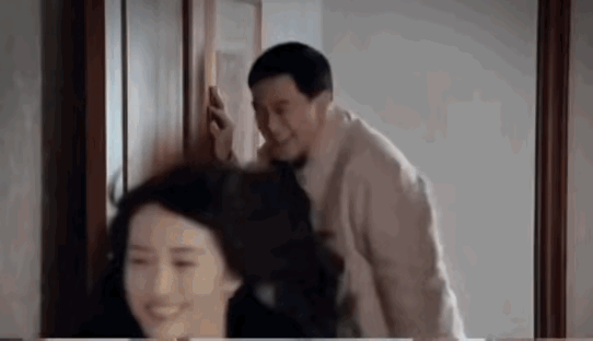 这谁顶得住？据说张嘉译就是拍过这剧以后，腰不好的[捂脸哭]