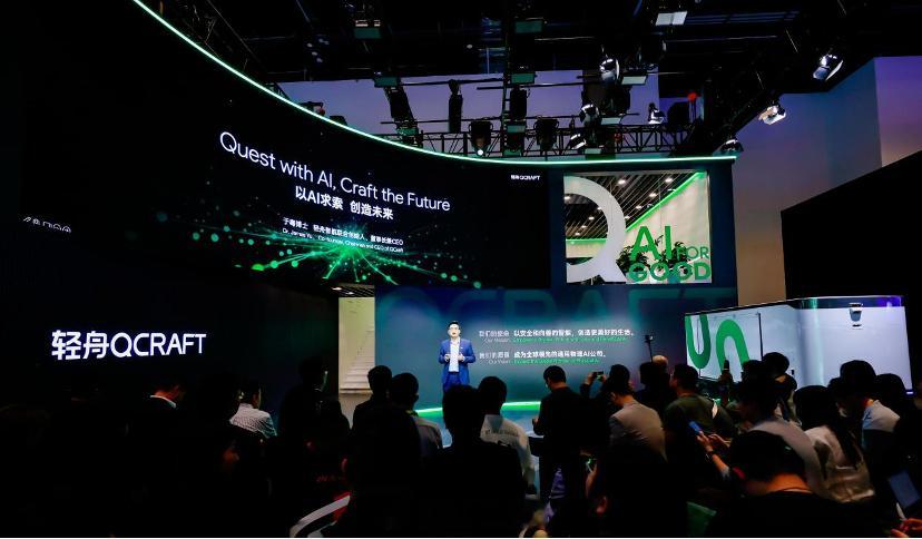 2026北京车展北京车展，轻舟智航战略升级：无人驾驶→通用物理AI。创始人于骞