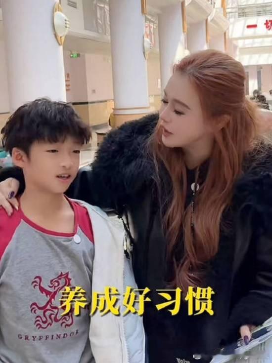 邹市明和冉莹颖儿子一年长8cm此前打生长激素干预据中国蓝新闻报道，近日，冉莹颖