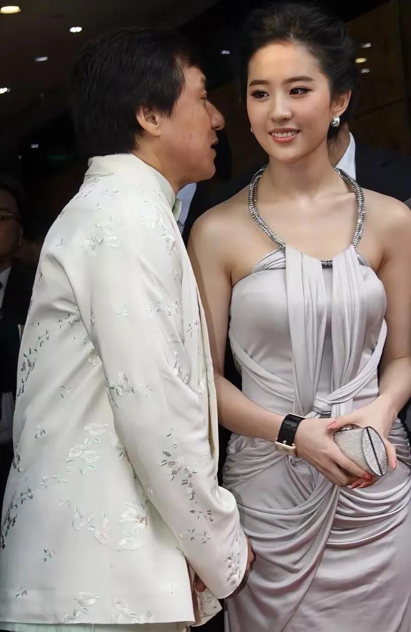 成龙同志，说话就说话，不要贴太近了，你这嘴巴快贴到人家脸蛋了，象正常说话吗？