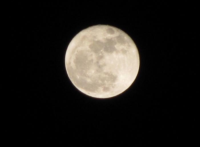 月球背面的秘密，远比我们想象的更诡异月球陪伴地球亿万年的卫星，有个致命秘密，它