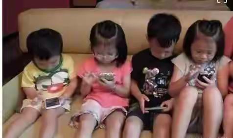 “每天2小时”的隐形契约：当孩子的智商被屏幕悄悄抵押，我们还能赎回吗？1️