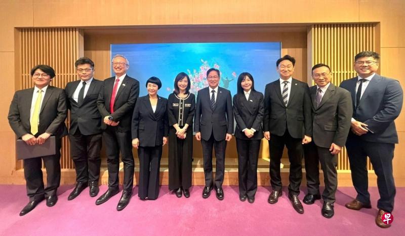 中国向韩国划红线。针对三名韩国国会议员窜访台湾，中国外交部6月9日表示，已就此