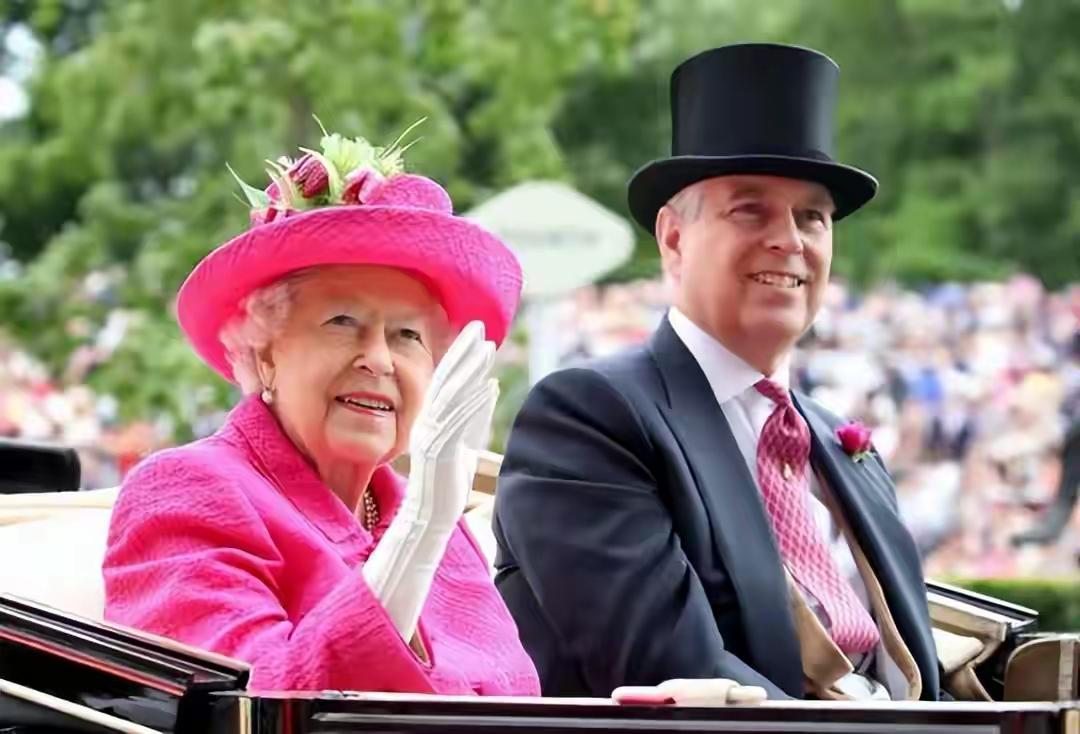 英女王的心，还是偏了！如若说女王最爱那个儿子，定然是安德鲁无疑，不管这个孩子犯