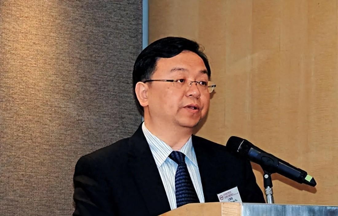 王传福说，他高中时回家要生活费时，他嫂子张秀菊，翻箱倒柜，兜里就几毛钱，嫂子一拍