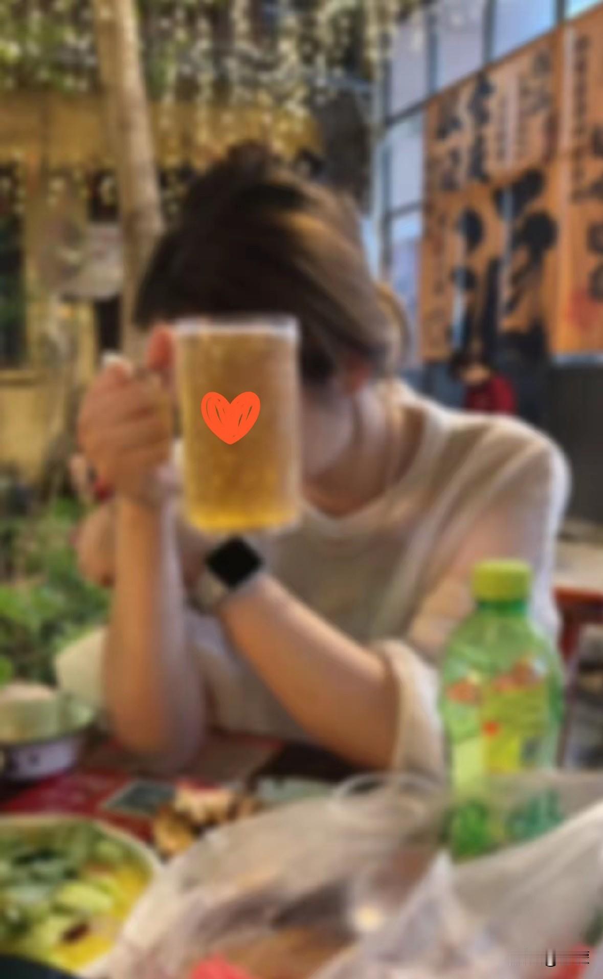 我的表妹出轨被她老公逮到了。打那以后她老公就不碰她了。都半个多月了，她实在忍不