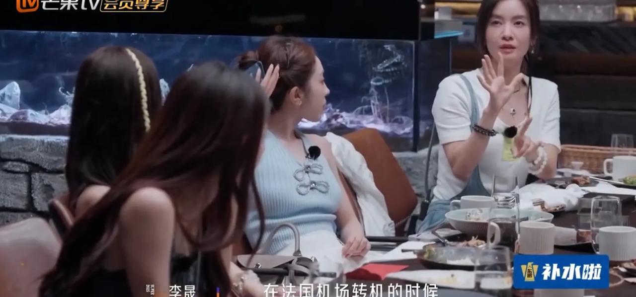 李晟在空无一人的法国机场在凳子上睡了一整晚，李艺彤马上举手，她也在常州的机