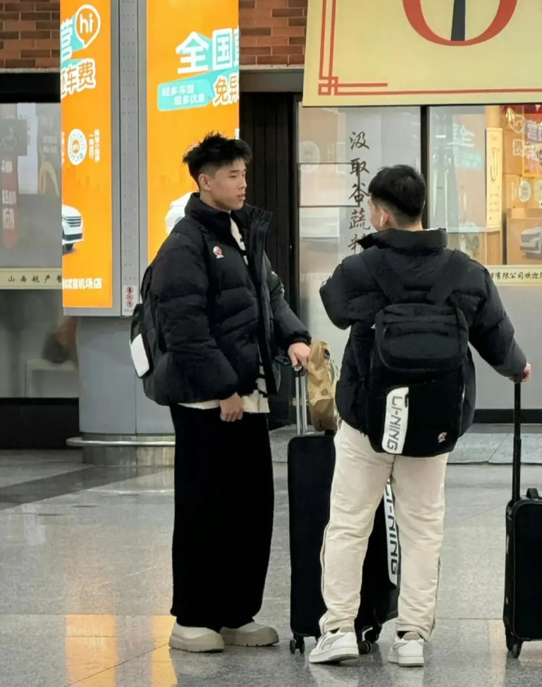 杨瀚森去了，林葳也去了，崔勇熙已经在了。恕我直言！这三个人都多余去，一个也站不