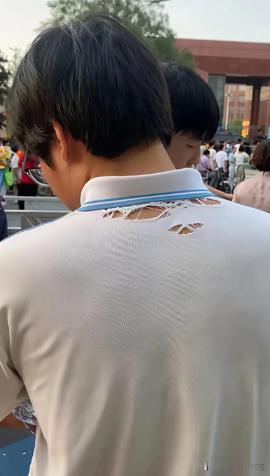 高考结束了大家都在寻找这个衣服有破洞的考生这件衣服换作很多学生可能早都不穿了