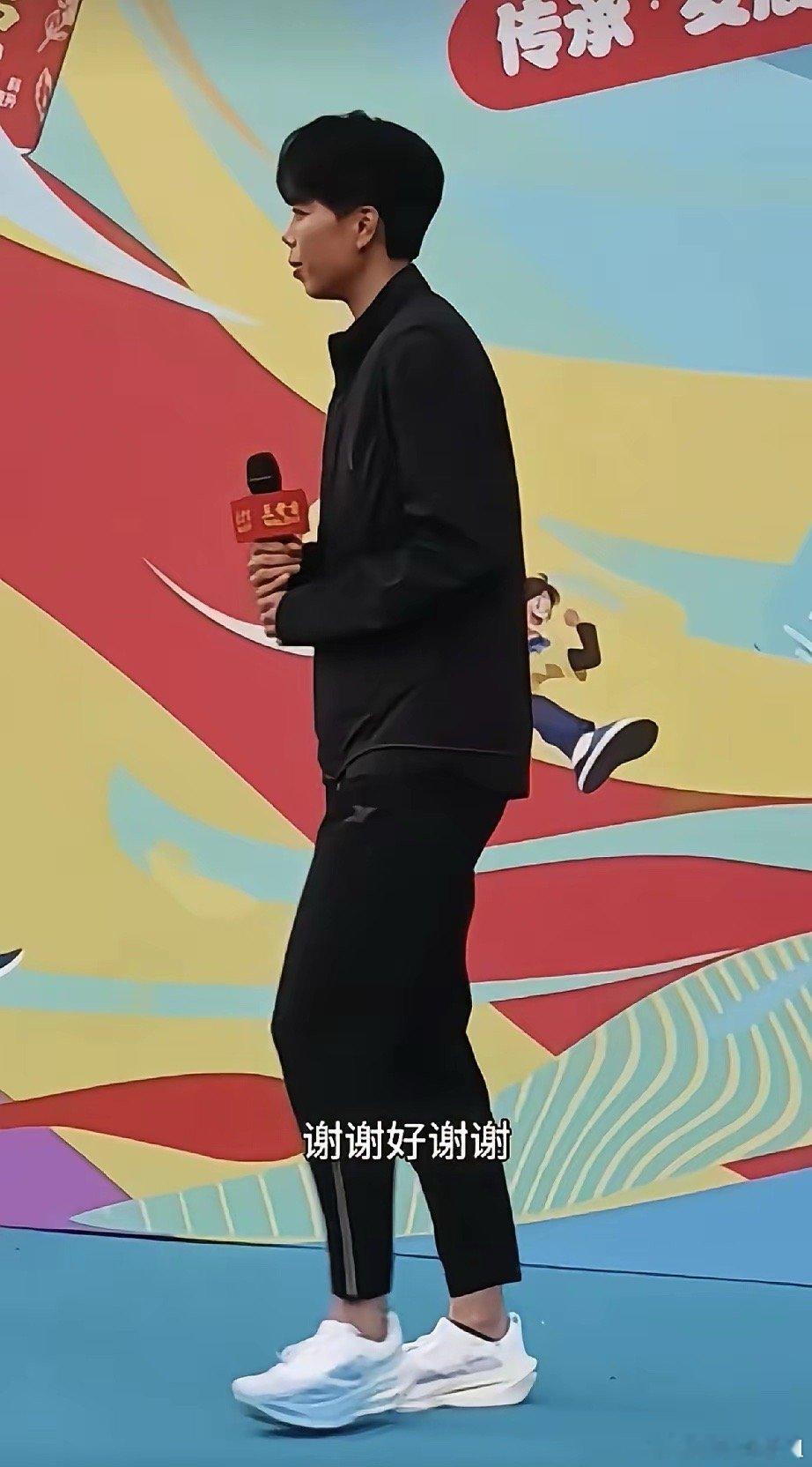 刘景扬受王老吉邀请，在广州参加跨栏活动，终于舍得换一双新鞋子了，据说她的鞋子是特