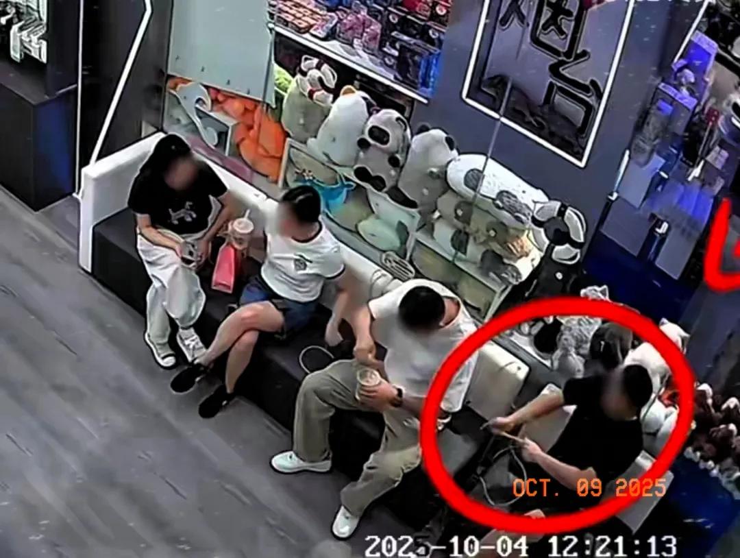 故意撕坏电线的男子终于道歉，可听了他的电话内容，店主更生气了。近日，烟台，一