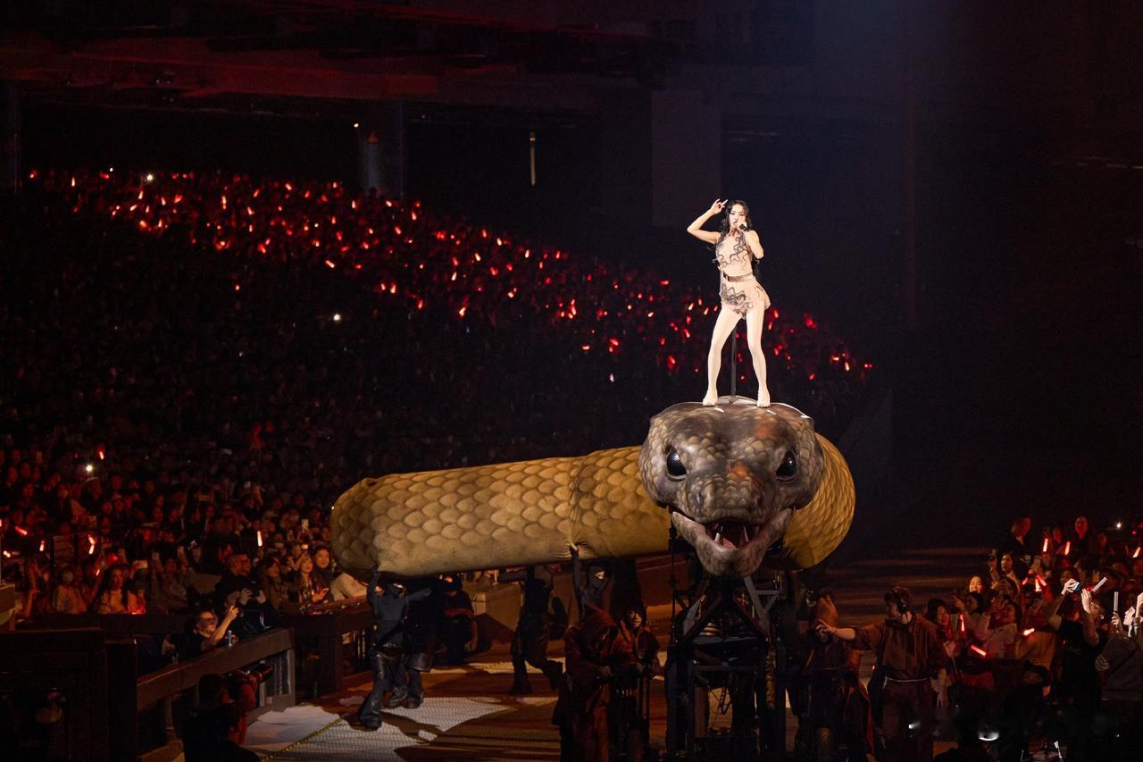 有点吓人，蔡依林30号在台北的演唱会被各种吐槽，网友说现场气氛太诡异了。去查