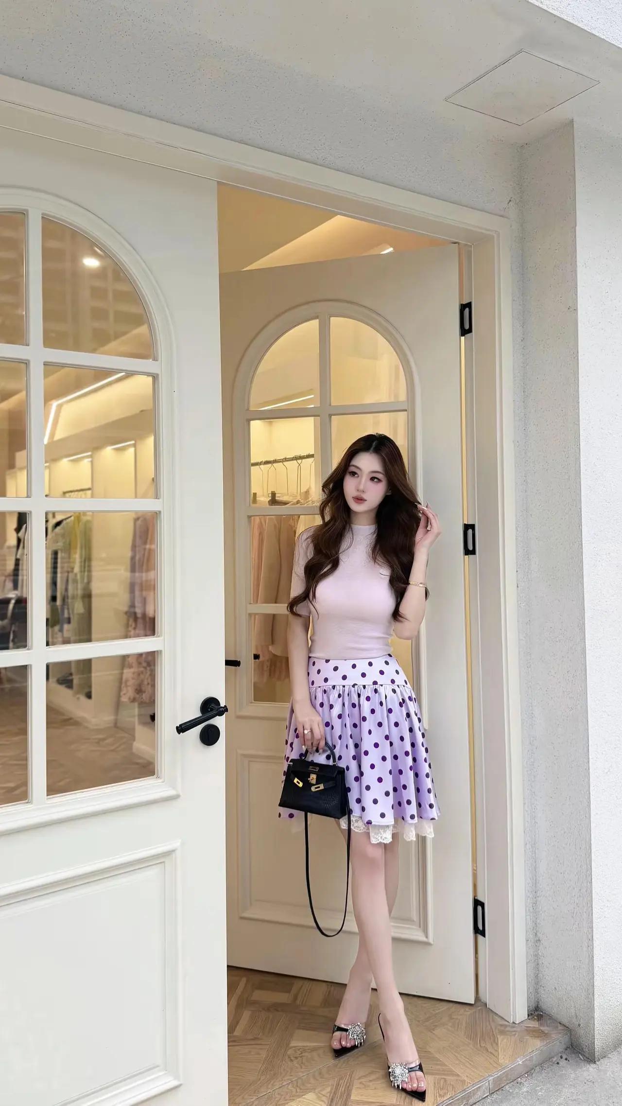 优雅出街，甜美粉色上衣搭配紫色波点裙，手提小包，尽显时尚魅力！