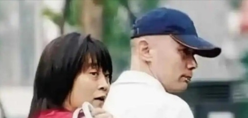1995年，葛优拍戏赚了350万，把钱全部交给了妻子贺聪。谁知贺聪转身就在北京买
