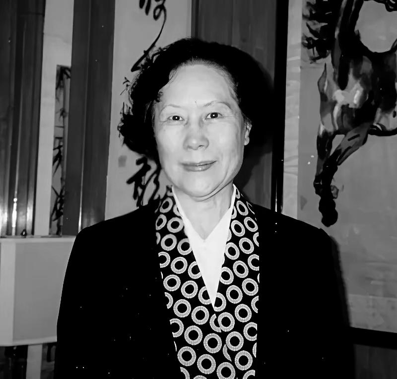 1953年，大画家徐悲鸿突然走了，他老婆廖静文才30岁，拉扯俩娃，日子苦得不行。