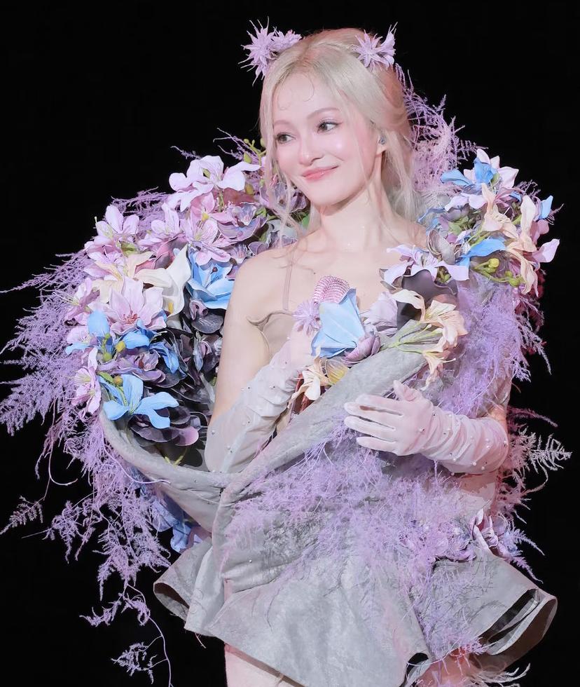 同样都是在演唱会翻唱别人的歌曲。​张韶涵的做法就比单依纯好多了。​当初她翻