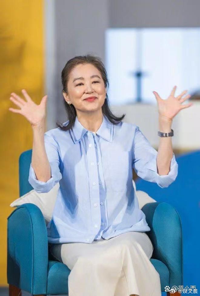 林青霞换上半扎发状态瞬间回春，蓝衬衫搭配半身裙，看上去直接年轻二十岁。