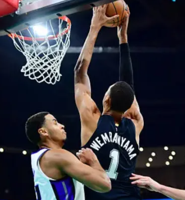 NBA常规赛，马刺139-122战胜国王。本场过后，马刺豪取八连胜，战绩来到4