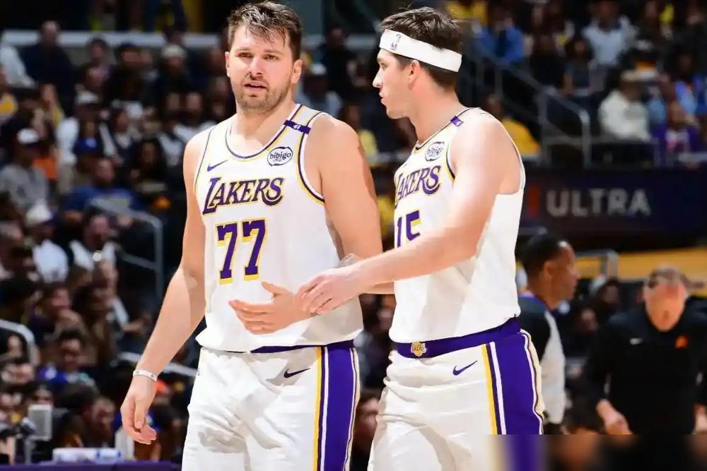 还在说詹姆斯不敢传球给小里弗斯？醒醒吧，两年过去了，现在是东契奇求着给他喂球。