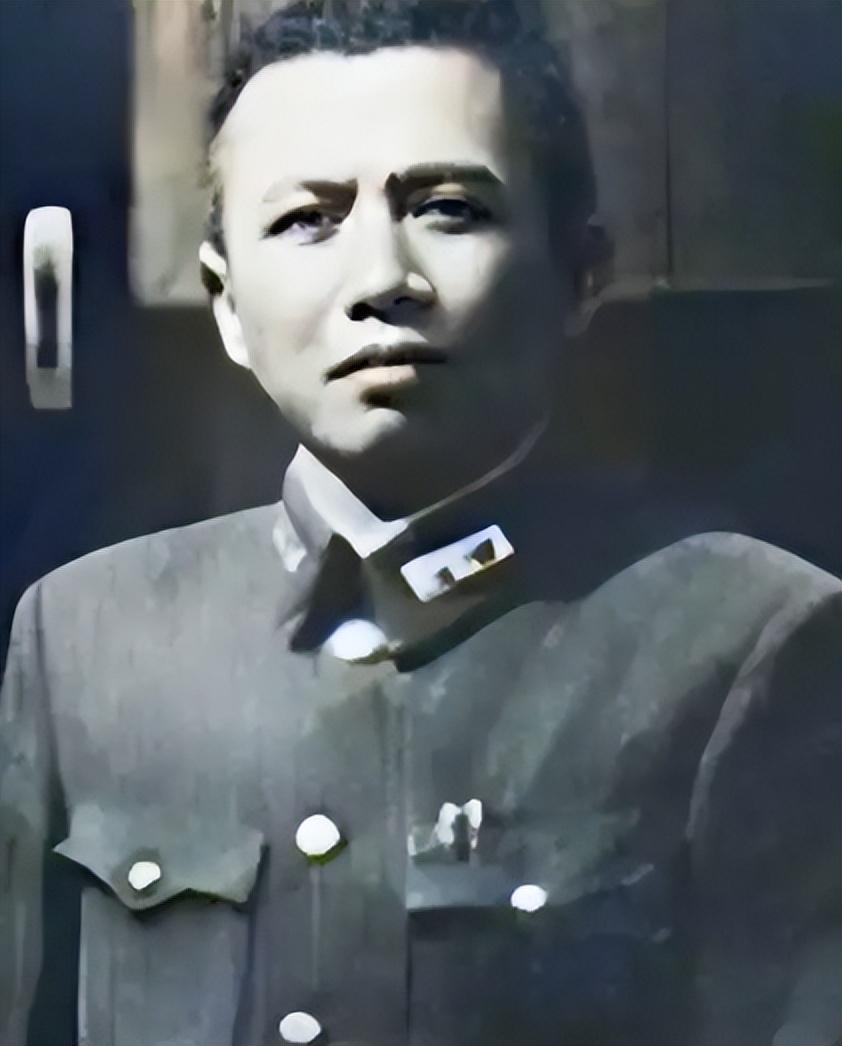 1947年，蒋介石爱将张灵甫被击毙。蒋介石因为李天霞见死不救要枪毙他，结果李天霞