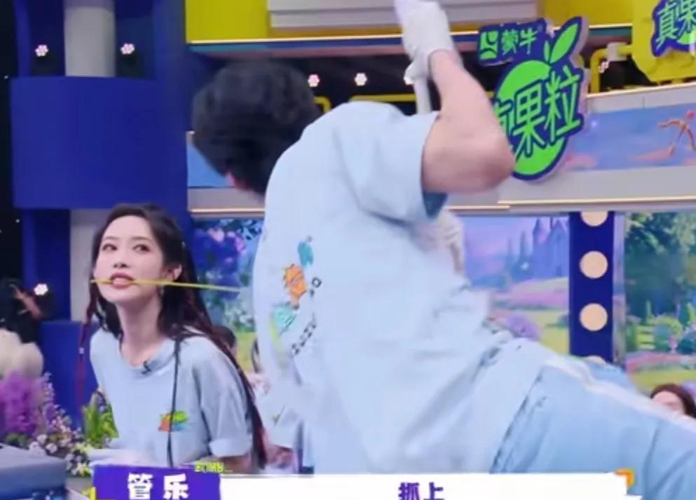 孟子义咬着花，何与要完成腾空过来咬住孟子义的花，结果何与冲的太猛了，一下没咬住，