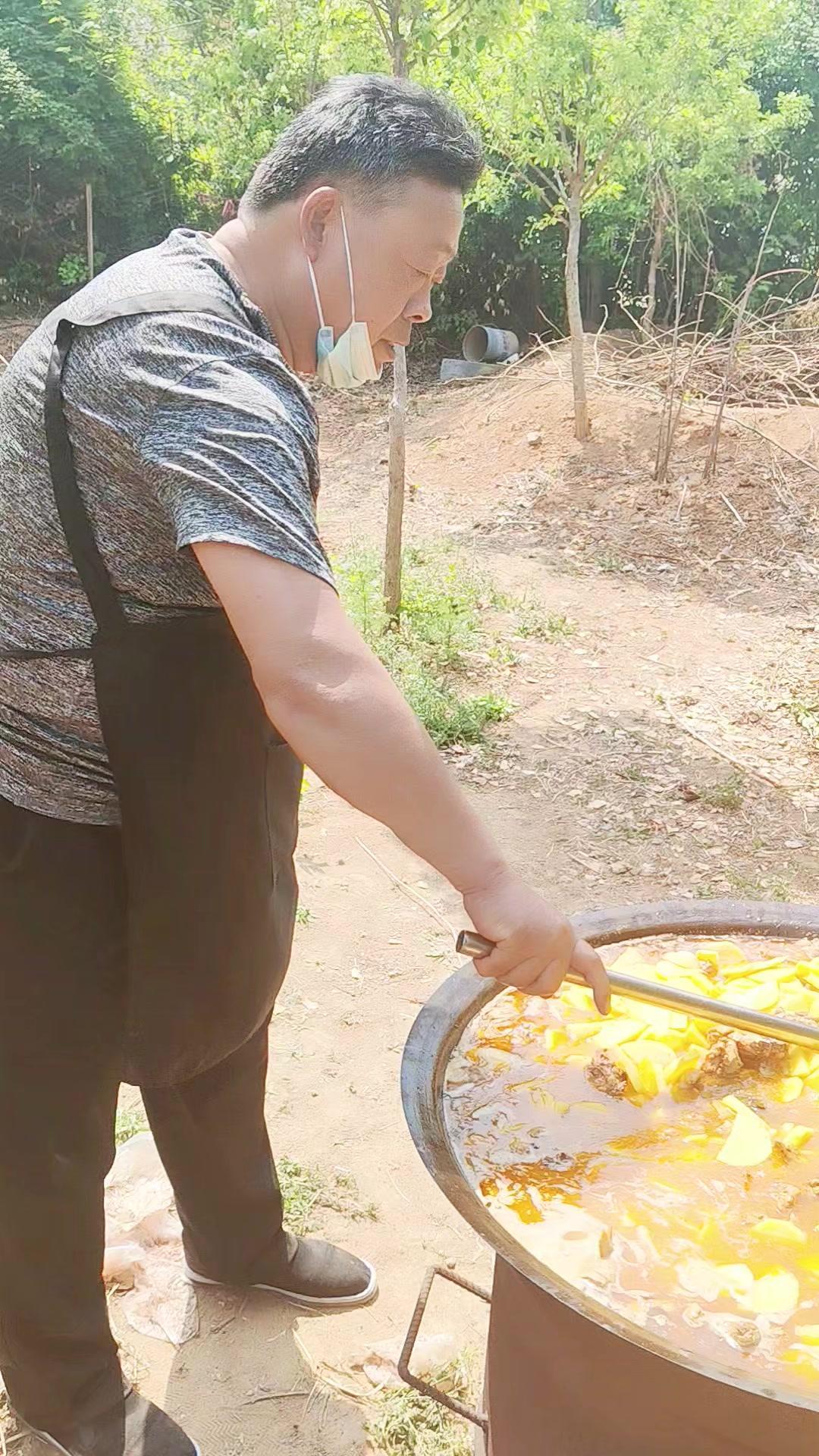 土灶柴火炖鸡，香到舔手指！🏕️土灶里炖的土鸡，金黄土豆吸满汤汁，每一口都是山林