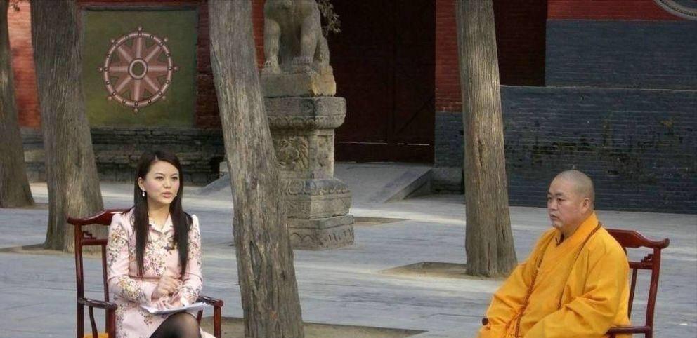 再看当初李湘采访释永信之时！李湘更是深受其害，当初因为穿着黑丝去采访释永信，李