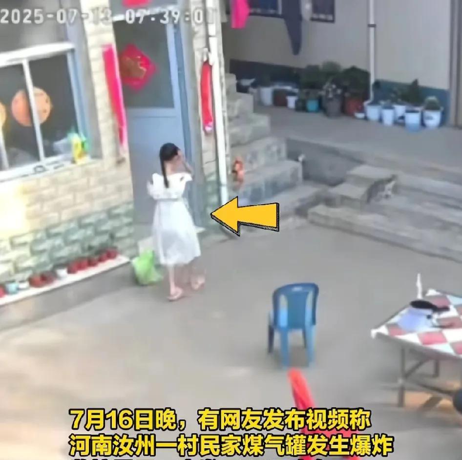太恐怖了！家中煤气罐爆炸，屋外路过女孩被强烈冲击波冲倒，煤气罐爆炸致一对母女烧伤
