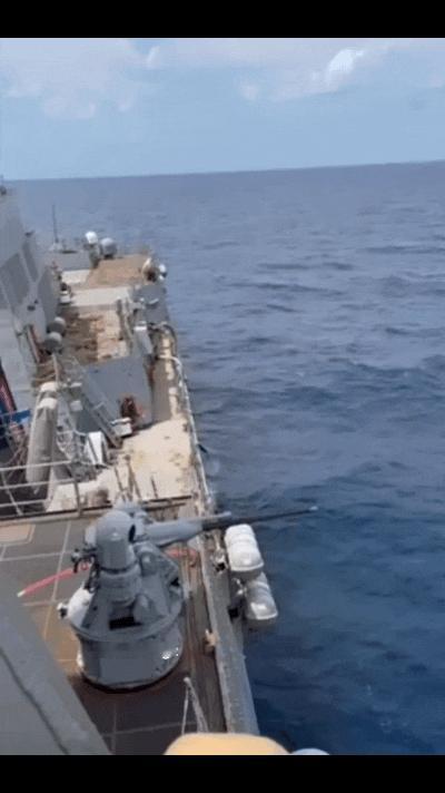 美国海军伯克级驱逐舰上的一座MK38Mod1型25毫米自动机炮在对海射击时竟然