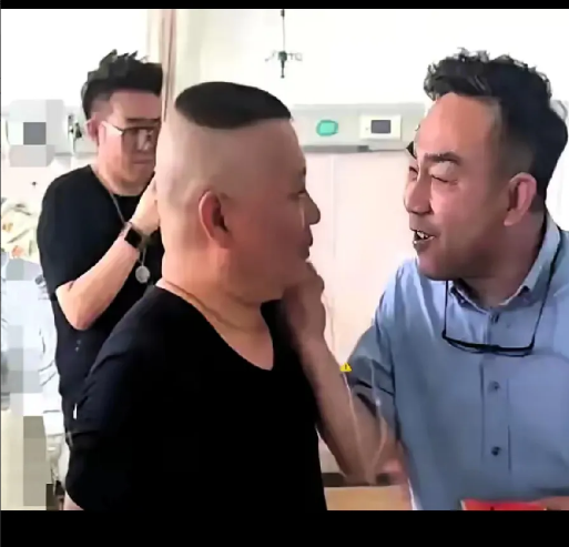 杨少华生病住院时，郭德纲去看望他。没想到杨议就在旁边用手拍打郭德纲的脸。按理说，