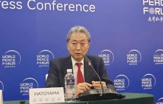 日本前首相鸠山由纪夫曾提出了一个新颖的观点，他曾认为中国的国力与美国不相上下，但