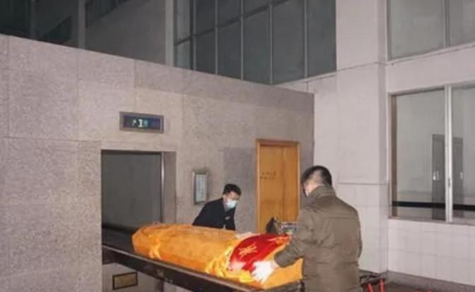 2016年，重庆某殡仪馆在夜晚接收了一具9岁男孩的遗体，当李师傅为其冷冻时，他惊