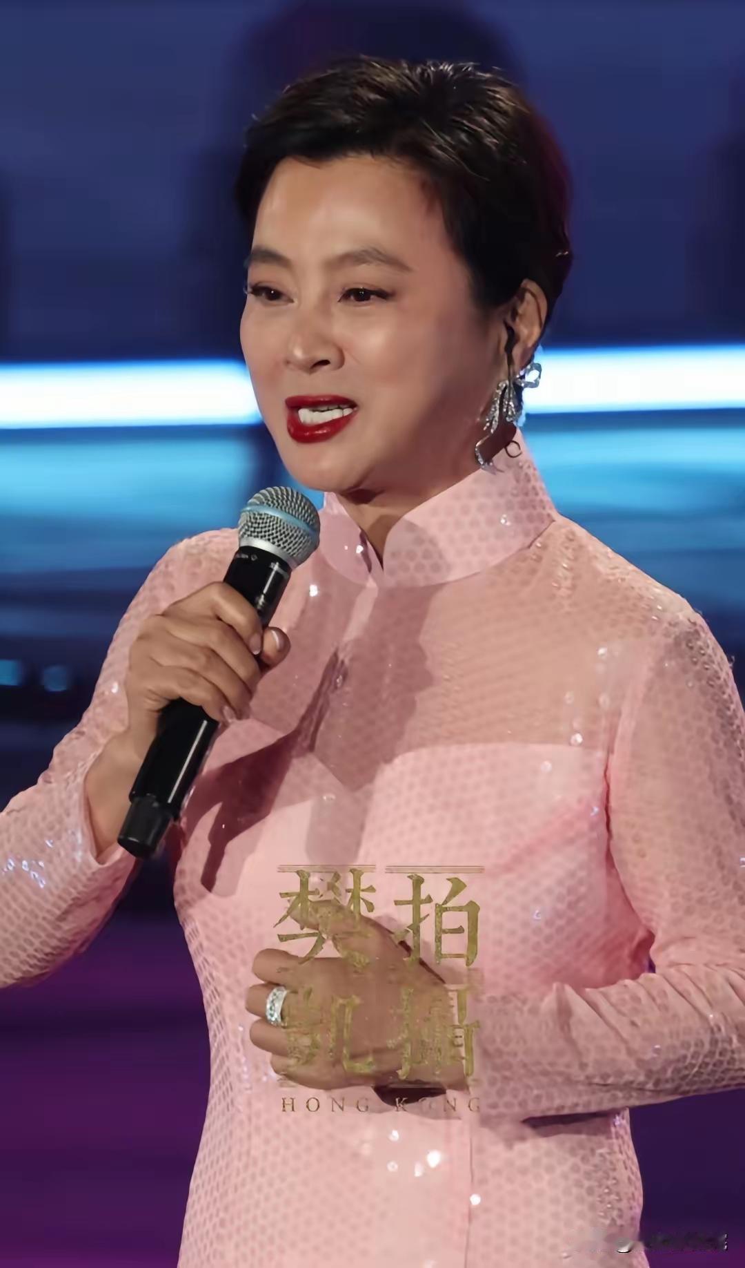 曾经的李玲玉着实美得动人，可如今她发腮了。女人一旦发腮，脖子便显得又粗又短。李