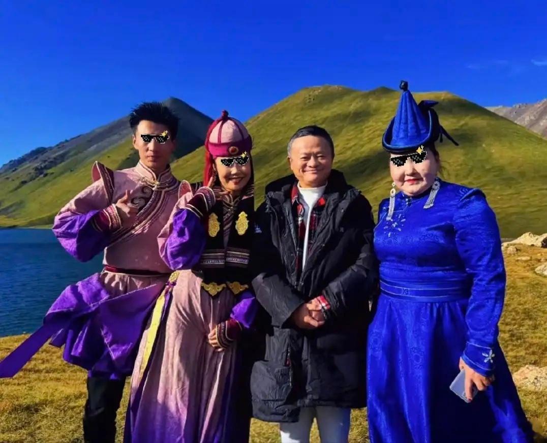 62岁马云现身新疆大草原旅游，他穿着格纹衬衫，双鬓花白，面容沧桑，看起来苍老了好