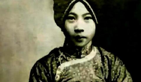 1925年公主岭青楼，24岁的张素贞正准备接客，手刚碰到客人的衣扣，后脑就顶上了