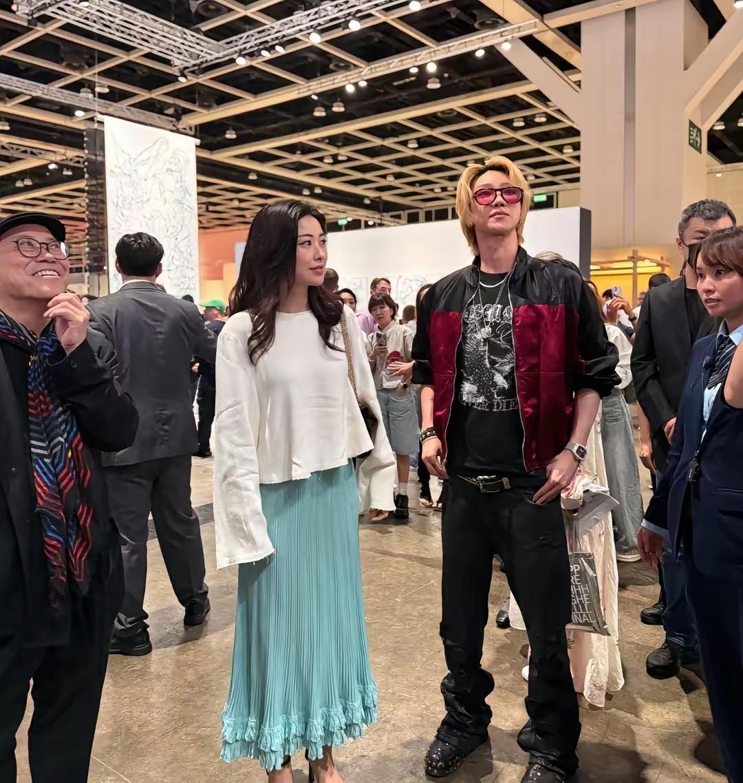 41岁的朱珠在香港艺术展上被偶遇，一袭浅蓝裙装搭配棕色微卷发，气质优雅大方。她身