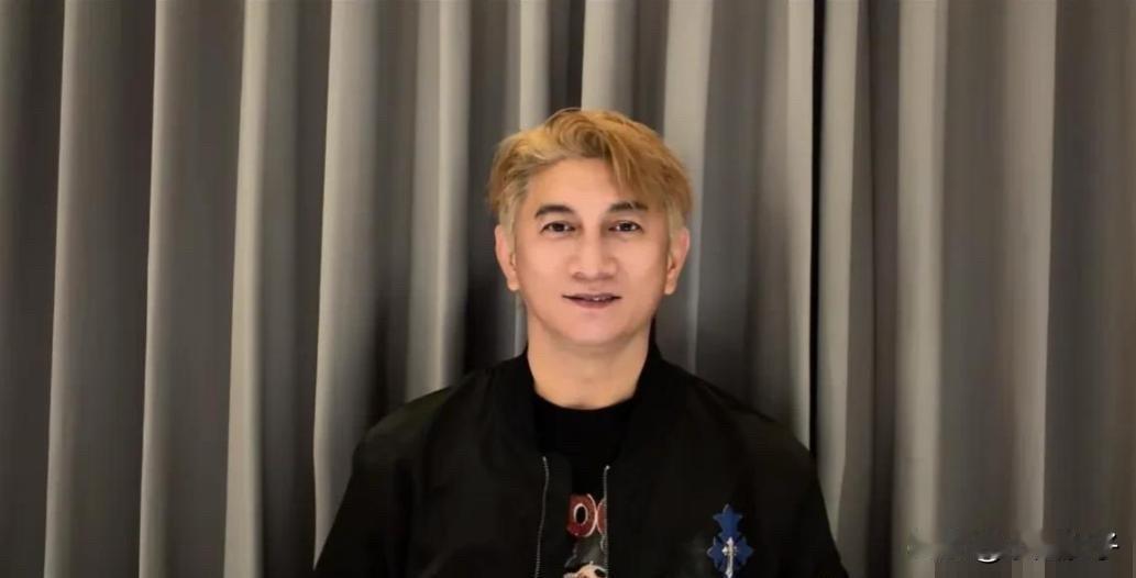 55岁吴奇隆彻底放飞！染黄毛学郭富城，VCR嘴歪鼻头大，四爷滤镜碎得稀碎谁能