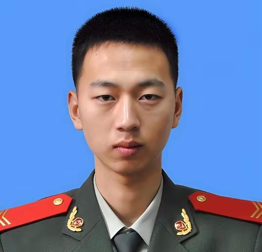2014年，上海一名消防员在灭火过程中坠楼身亡，失去了唯一的儿子，42岁的母亲也