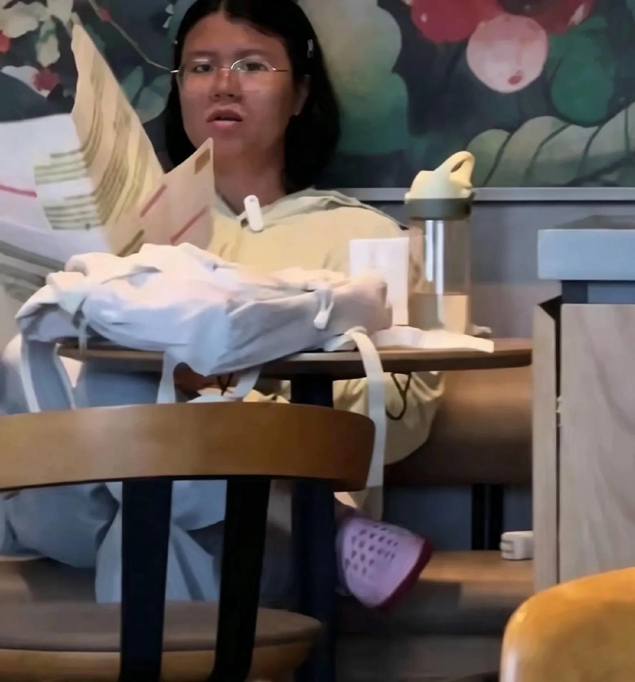 这样的人如果一旦让她考上了，真是难以想象，她会如何“刁难”找她办事的群众。星巴