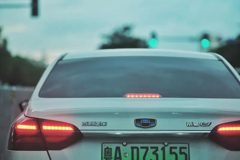 选吉利还是奇瑞？这么说吧，一个像“帅气又会来事儿的朋友”，一个像“闷头练功的理工