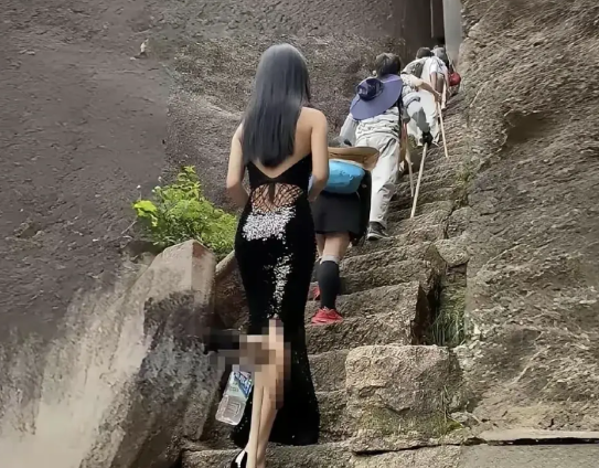 “太佩服了”有一名男子跟朋友周末相约去某景区游玩，在爬山的过程中，发现一名年轻貌